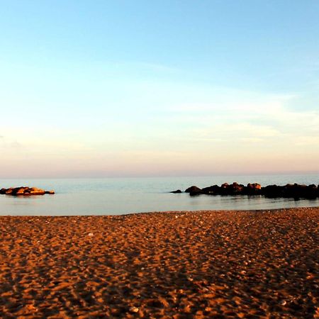 B&B Nettuno Сан-Леоне Экстерьер фото